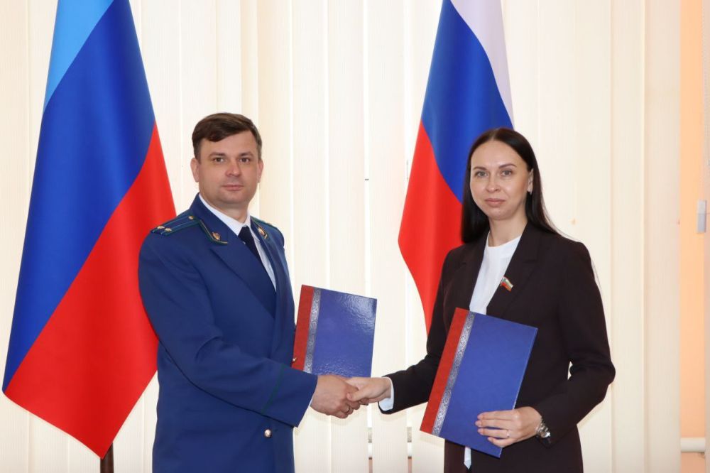 Председатель Совета Лутугинского муниципального округа Алёна Лумеровская и Прокурор Лутугинского района Артем Исауленко подписали соглашение о взаимодействии в сфере правотворческой деятельности Председатель Совета Лутугинского муниципального округа Алёна Лумеровская и Прокурор Лутугинского района Артем Исауленко подписали соглашение о взаимодействии в сфере правотворческой деятельности