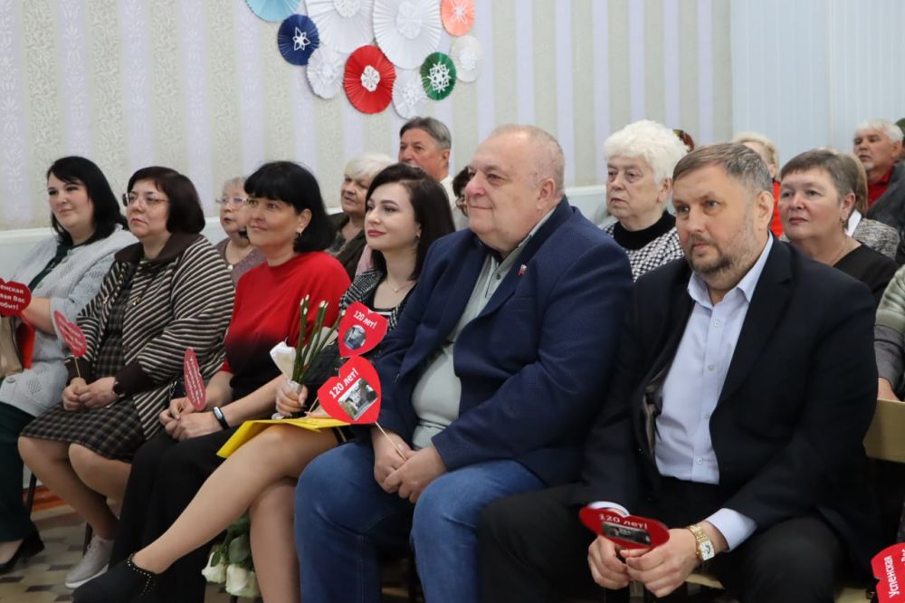Евгений Бондарь: Сегодня особенный день для всех педагогов, учащихся и выпускников Успенской средней школы №1, которая отмечает свой 120-летний юбилей! Событие, безусловно, значимое, ведь школа является одним из старейших... Евгений Бондарь: Сегодня особенный день для всех педагогов, учащихся и выпускников Успенской средней школы №1, которая отмечает свой 120-летний юбилей! Событие, безусловно, значимое, ведь школа является одним из старейших...