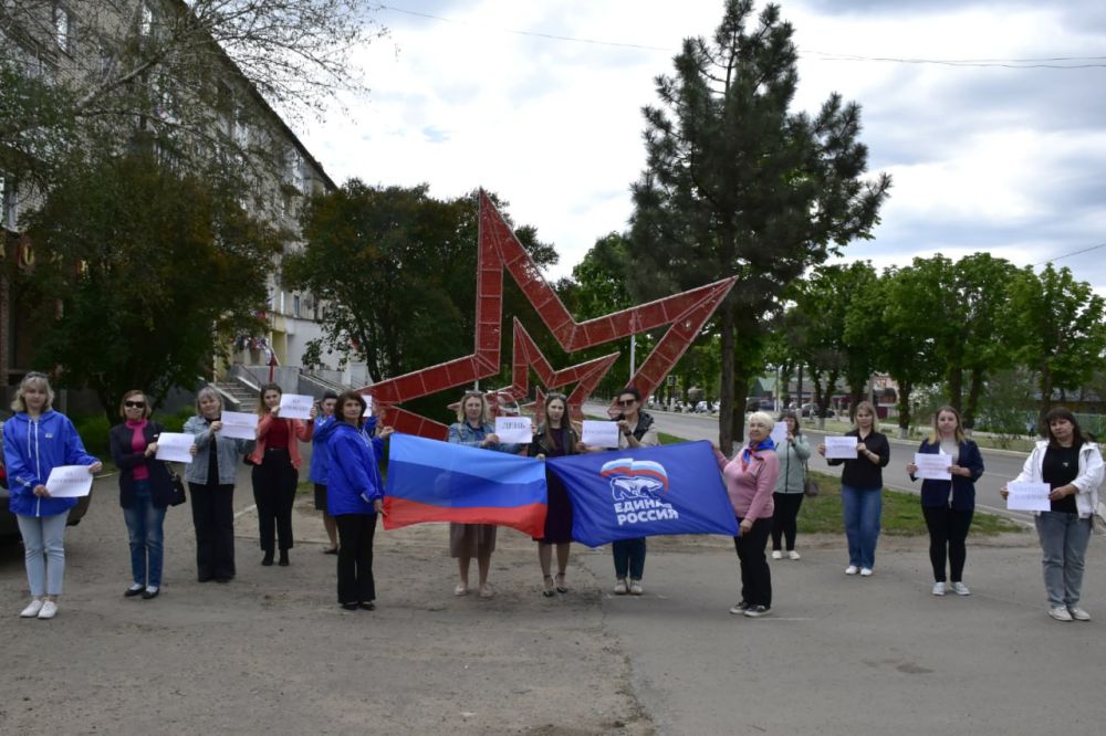 В преддверии Дня Конституции ЛНР (18 мая) активисты партии "Единая Россия" и жители пгт Марковка провели флешмоб В преддверии Дня Конституции ЛНР (18 мая) активисты партии "Единая Россия" и жители пгт Марковка провели флешмоб