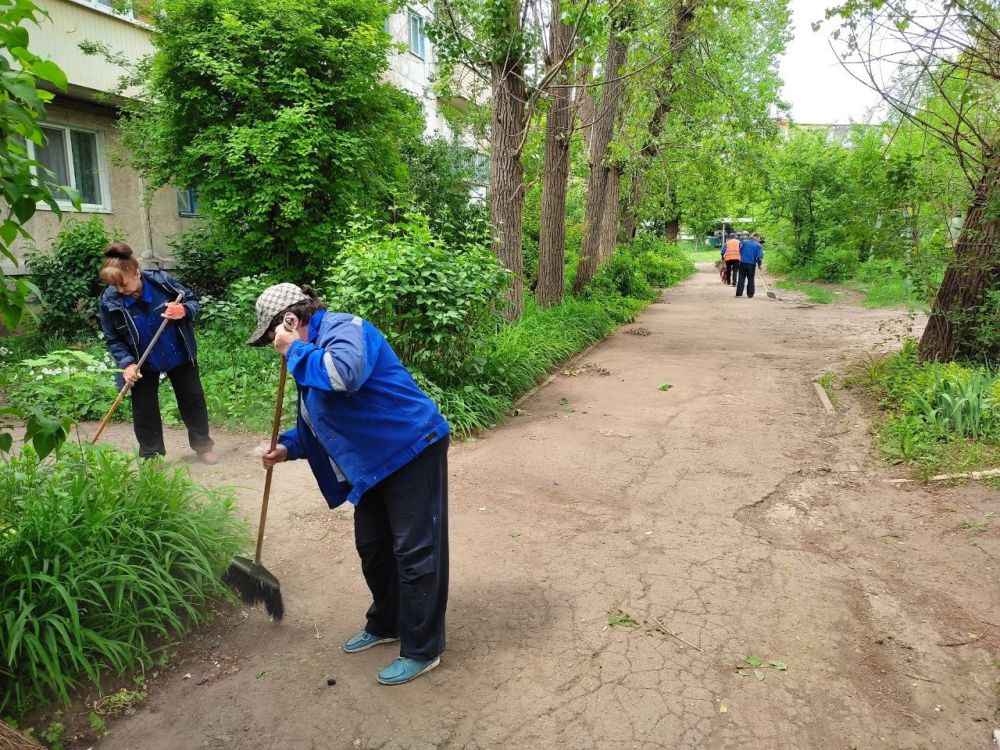 В Стаханове продолжаются работы по наведению чистоты и благоустройству городских территорий В Стаханове продолжаются работы по наведению чистоты и благоустройству городских территорий