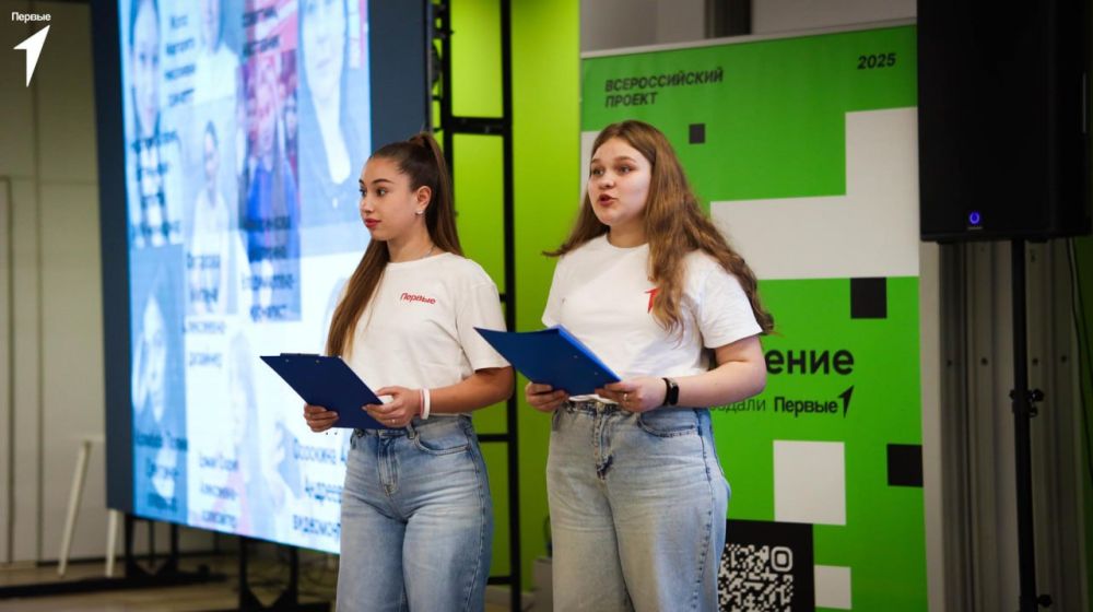 Лучшие команды активистов Движения Первых из всей Республики собрались в Доме молодёжи, чтобы показать свои медиаспособности и доказать, что они заслуживают миллионы лайков Лучшие команды активистов Движения Первых из всей Республики собрались в Доме молодёжи, чтобы показать свои медиаспособности и доказать, что они заслуживают миллионы лайков