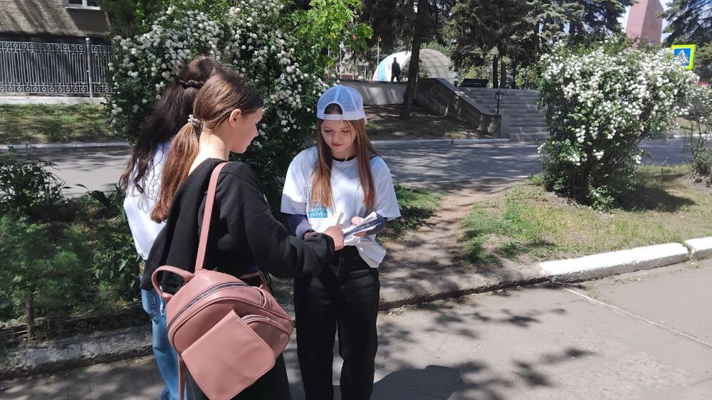 В рамках федерального проекта "Формирование комфортной городской среды" нацпроекта "Инфраструктура для жизни" на территории Антрацита продолжается работа волонтеров В рамках федерального проекта "Формирование комфортной городской среды" нацпроекта "Инфраструктура для жизни" на территории Антрацита продолжается работа волонтеров