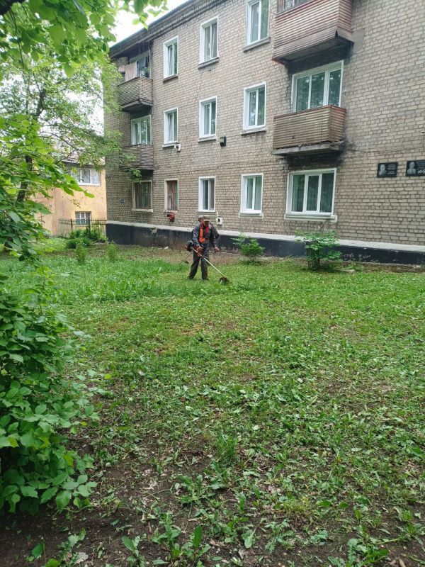 В Стаханове продолжаются работы по наведению чистоты и благоустройству городских территорий В Стаханове продолжаются работы по наведению чистоты и благоустройству городских территорий
