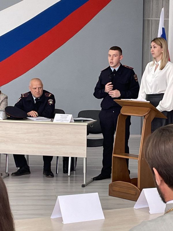 Муниципальной комиссией по делам несовершеннолетних и защите их прав при Администрации городского округа город Кировск совместно с педагогами двух образовательных учреждений города было проведено мероприятие на тему:... Муниципальной комиссией по делам несовершеннолетних и защите их прав при Администрации городского округа город Кировск совместно с педагогами двух образовательных учреждений города было проведено мероприятие на тему:...