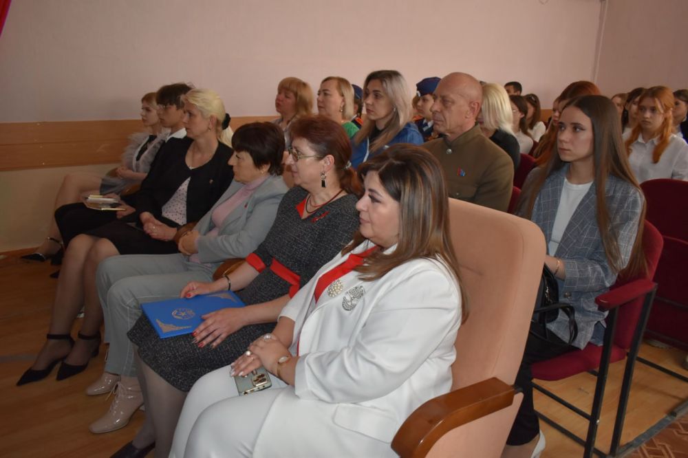 В Стаханове открыли Парту Героя в честь участника СВО Максима Комарова В Стаханове открыли Парту Героя в честь участника СВО Максима Комарова