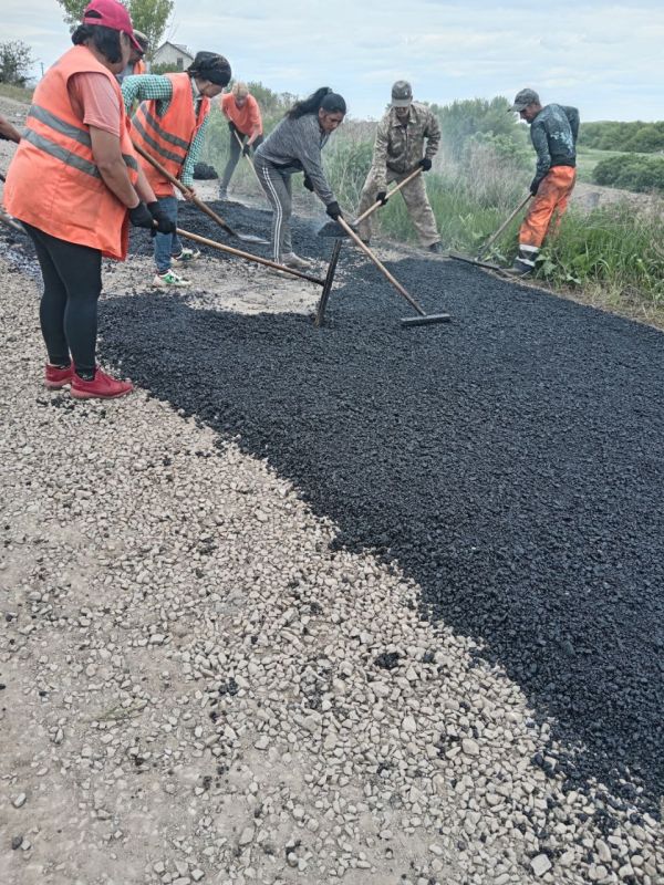 В поселке Орджоникидзе выполняют ремонт дорожного покрытия В поселке Орджоникидзе выполняют ремонт дорожного покрытия