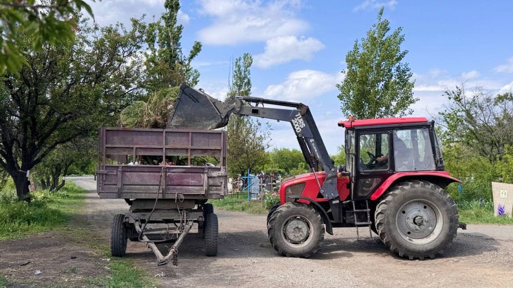 В рамках заключенного контракта с МУП «ЖЭК» города Ровеньки продолжаются работы по благоустройству территорий кладбищ, расположенных на пгт Дзержинский В рамках заключенного контракта с МУП «ЖЭК» города Ровеньки продолжаются работы по благоустройству территорий кладбищ, расположенных на пгт Дзержинский