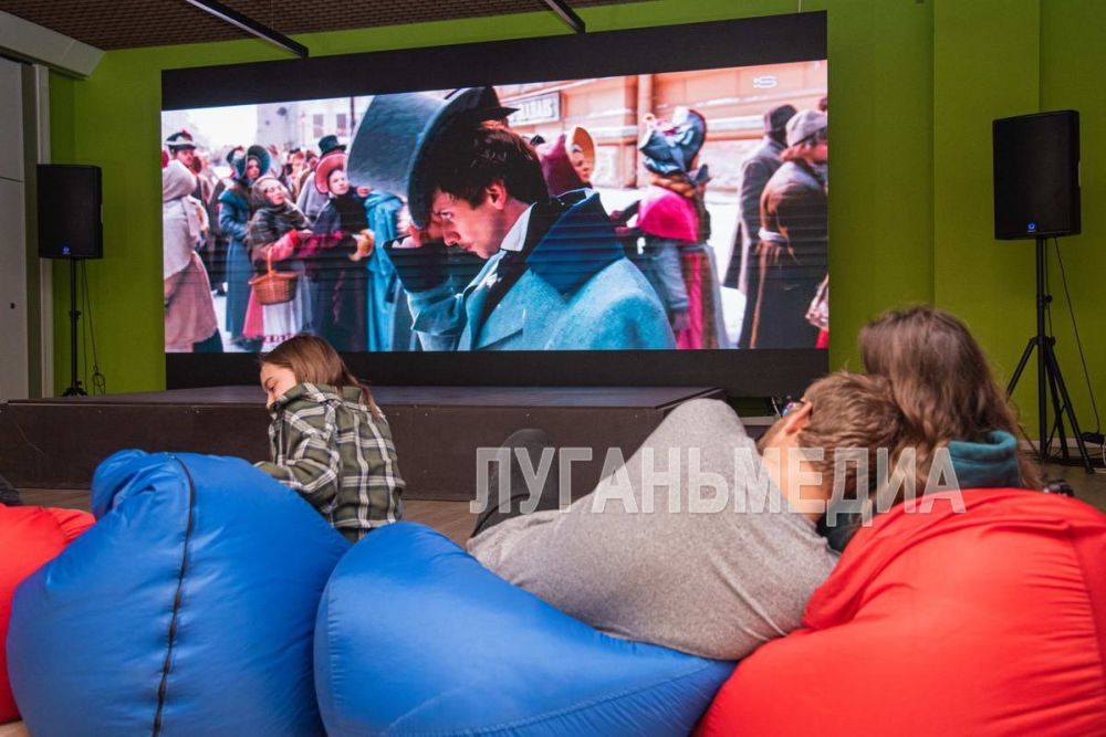 В Доме молодёжи состоялся просмотр фильма «Пророк. История Александра Пушкина» для всех жителей Луганска В Доме молодёжи состоялся просмотр фильма «Пророк. История Александра Пушкина» для всех жителей Луганска