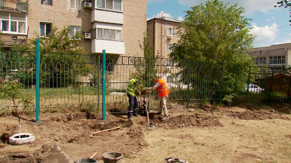 В Краснодонском детском саду «Акварель» тюменские строители начали демонтаж старого и установку нового ограждения В Краснодонском детском саду «Акварель» тюменские строители начали демонтаж старого и установку нового ограждения