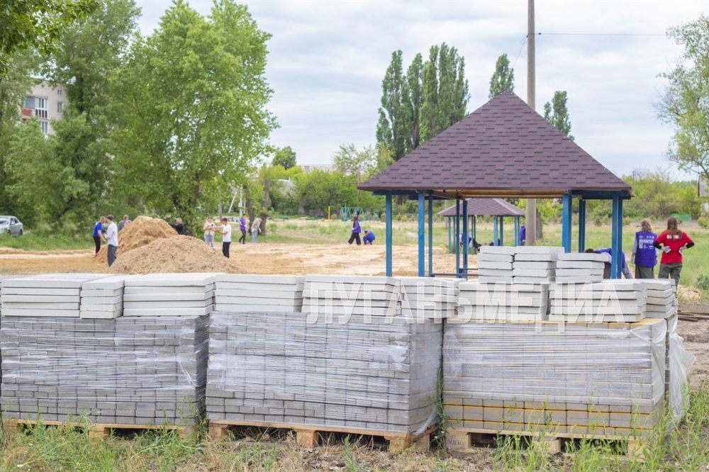 В Станице Луганской ведутся работы по благоустройству сквера «Железнодорожников» В Станице Луганской ведутся работы по благоустройству сквера «Железнодорожников»