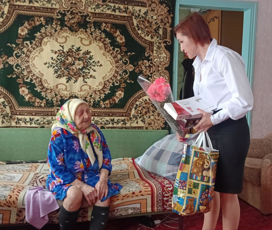Жительнице Белокуракино в честь 95-летнего юбилея передали письмо из Кремля Жительнице Белокуракино в честь 95-летнего юбилея передали письмо из Кремля