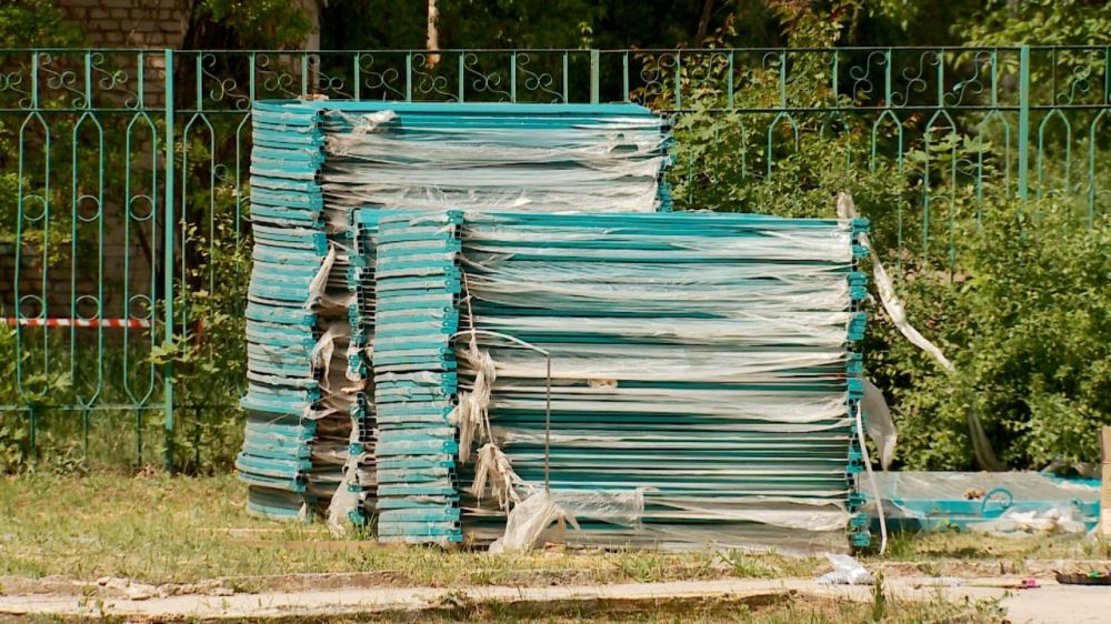 В Краснодонском детском саду «Акварель» тюменские строители начали демонтаж старого и установку нового ограждения В Краснодонском детском саду «Акварель» тюменские строители начали демонтаж старого и установку нового ограждения