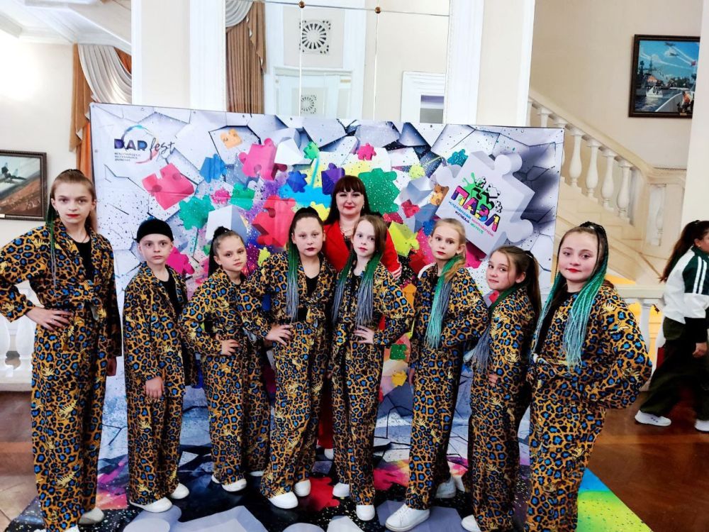 Коллектив Street Dance Show танца «Dangerous» ДК им. Горького пгт Ясеновский принял участие и одержал победу в Международном многожанровом фестивале искусств «Пазл» (Международного фестивального движения «DARfest»), который... Коллектив Street Dance Show танца «Dangerous» ДК им. Горького пгт Ясеновский принял участие и одержал победу в Международном многожанровом фестивале искусств «Пазл» (Международного фестивального движения «DARfest»), который...