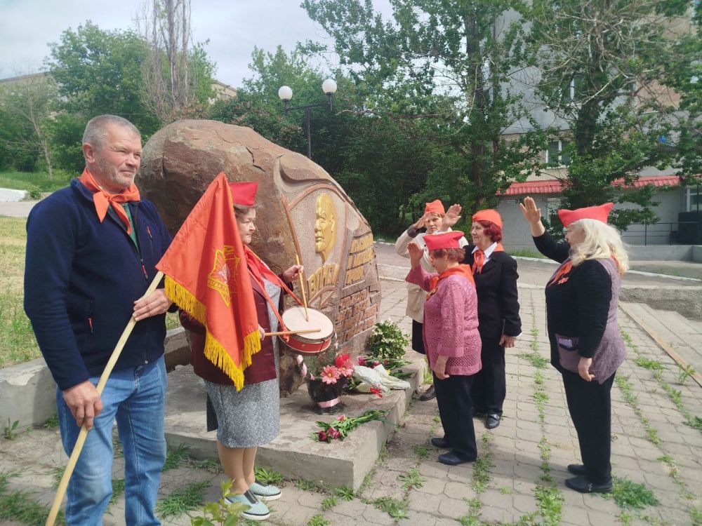 19 мая у памятника Комсомольцам и молодежи города, по инициативе партии «Единая Россия» и городского Совета ветеранов, состоялось праздничное мероприятие, посвященное Дню пионерии 19 мая у памятника Комсомольцам и молодежи города, по инициативе партии «Единая Россия» и городского Совета ветеранов, состоялось праздничное мероприятие, посвященное Дню пионерии