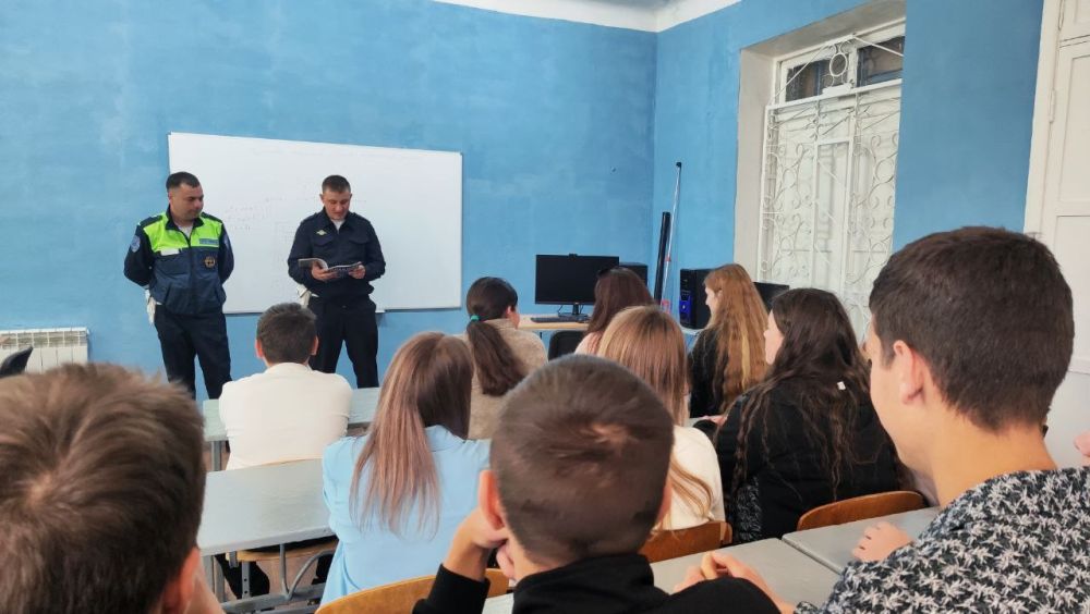 ГИБДД на страже порядка!. В нашей школе накануне начала долгожданных летних каникул прошла важная встреча с представителями Госавтоинспекции Сотрудники ГИБДД прибыли с целью провести профилактическое занятие среди учащихся... ГИБДД на страже порядка!. В нашей школе накануне начала долгожданных летних каникул прошла важная встреча с представителями Госавтоинспекции Сотрудники ГИБДД прибыли с целью провести профилактическое занятие среди учащихся...