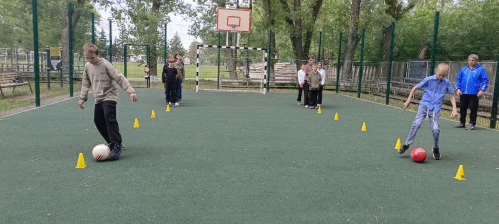 Мастер-класс по футболу. В рамках марафона «Сила России» активисты партии «Единая Россия» провели мастер-класс по футболу для учеников ГБОУ «Марковская общеобразовательная школа» Мастер-класс по футболу. В рамках марафона «Сила России» активисты партии «Единая Россия» провели мастер-класс по футболу для учеников ГБОУ «Марковская общеобразовательная школа»
