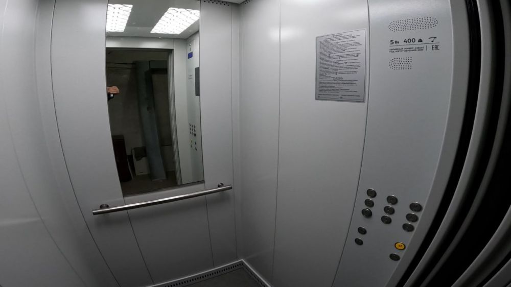 В доме № 1 в квартале Лесной г. Краснодона завершён монтаж нового лифта В доме № 1 в квартале Лесной г. Краснодона завершён монтаж нового лифта