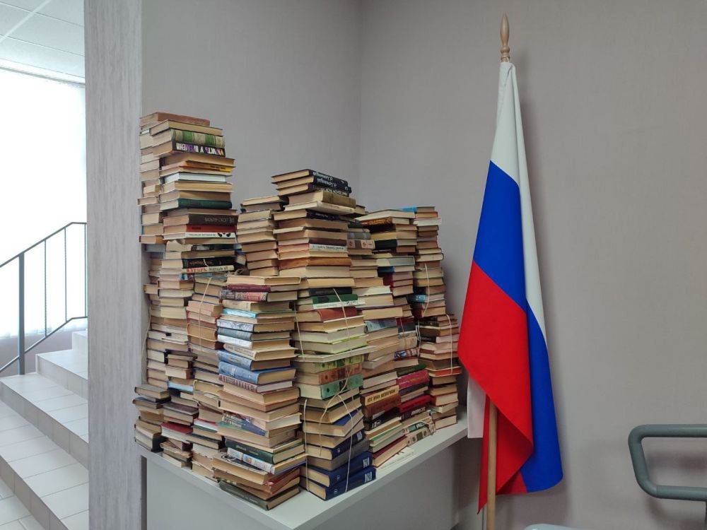 Председатель Комитета Народного Совета ЛНР Юрий Юров доставил книги в Кременскую библиотеку Председатель Комитета Народного Совета ЛНР Юрий Юров доставил книги в Кременскую библиотеку