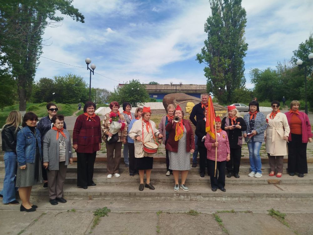 19 мая у памятника Комсомольцам и молодежи города, по инициативе партии «Единая Россия» и городского Совета ветеранов, состоялось праздничное мероприятие, посвященное Дню пионерии 19 мая у памятника Комсомольцам и молодежи города, по инициативе партии «Единая Россия» и городского Совета ветеранов, состоялось праздничное мероприятие, посвященное Дню пионерии