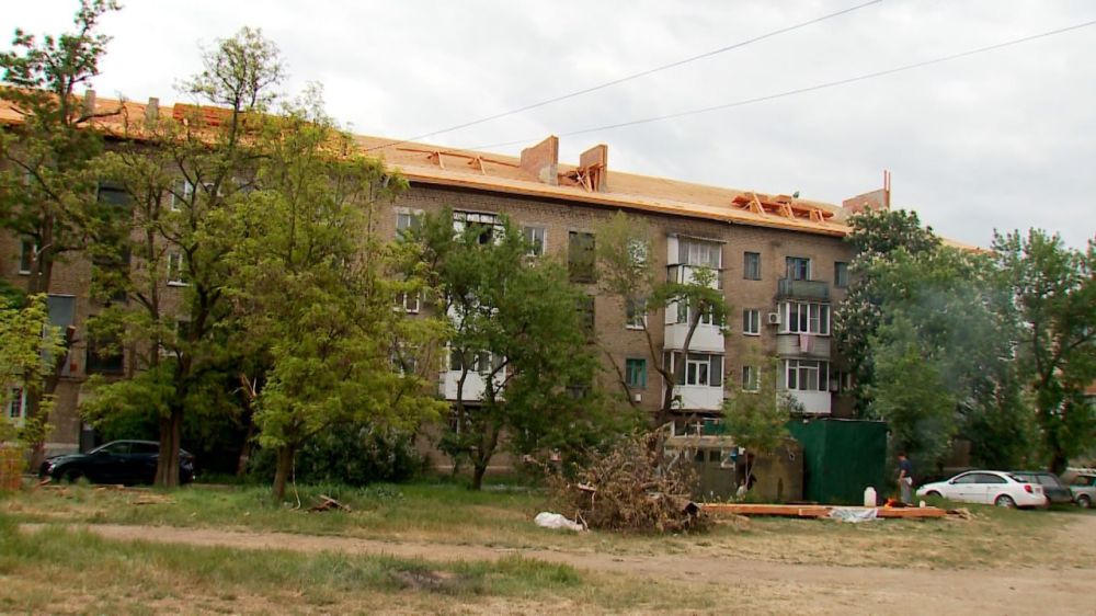 На двух пятиэтажках Краснодона в кв. Титова капитальной ремонт скатных крыш выполнен на почти 70 % На двух пятиэтажках Краснодона в кв. Титова капитальной ремонт скатных крыш выполнен на почти 70 %
