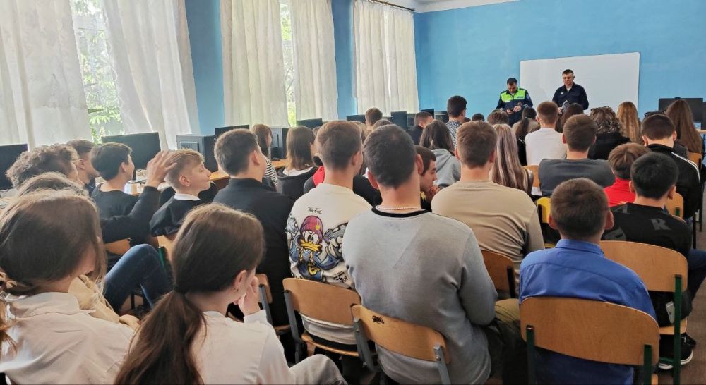 ГИБДД на страже порядка!. В нашей школе накануне начала долгожданных летних каникул прошла важная встреча с представителями Госавтоинспекции Сотрудники ГИБДД прибыли с целью провести профилактическое занятие среди учащихся... ГИБДД на страже порядка!. В нашей школе накануне начала долгожданных летних каникул прошла важная встреча с представителями Госавтоинспекции Сотрудники ГИБДД прибыли с целью провести профилактическое занятие среди учащихся...
