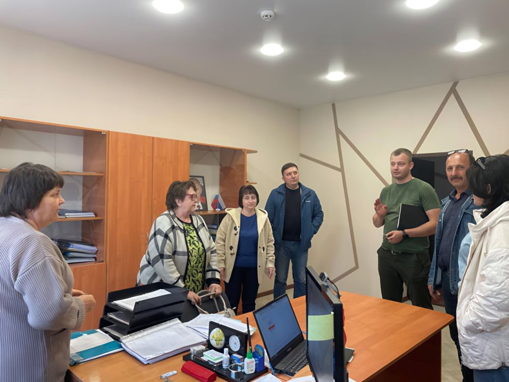 Анна Сорока: Руководитель Аппарата регионального омбудсмена Даниил Стяжкин совместно с представителем Администрации Главы ЛНР Викторией Радченко посетили прифронтовой Покровский отдел по жизнеобеспечению населённых пунктов... Анна Сорока: Руководитель Аппарата регионального омбудсмена Даниил Стяжкин совместно с представителем Администрации Главы ЛНР Викторией Радченко посетили прифронтовой Покровский отдел по жизнеобеспечению населённых пунктов...