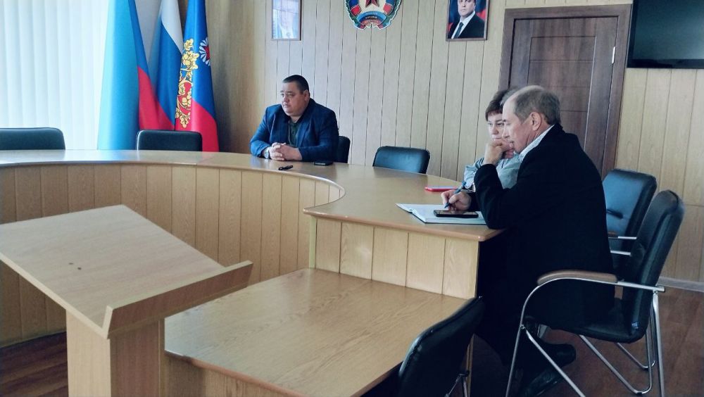 Глава городского округа город Ровеньки Андрей Рубанцов понедельник начал с традиционного рабочего совещания Глава городского округа город Ровеньки Андрей Рубанцов понедельник начал с традиционного рабочего совещания