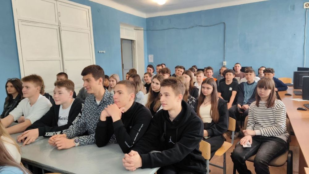 ГИБДД на страже порядка!. В нашей школе накануне начала долгожданных летних каникул прошла важная встреча с представителями Госавтоинспекции Сотрудники ГИБДД прибыли с целью провести профилактическое занятие среди учащихся... ГИБДД на страже порядка!. В нашей школе накануне начала долгожданных летних каникул прошла важная встреча с представителями Госавтоинспекции Сотрудники ГИБДД прибыли с целью провести профилактическое занятие среди учащихся...
