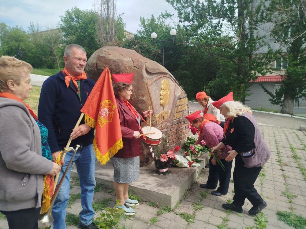 19 мая у памятника Комсомольцам и молодежи города, по инициативе партии «Единая Россия» и городского Совета ветеранов, состоялось праздничное мероприятие, посвященное Дню пионерии 19 мая у памятника Комсомольцам и молодежи города, по инициативе партии «Единая Россия» и городского Совета ветеранов, состоялось праздничное мероприятие, посвященное Дню пионерии