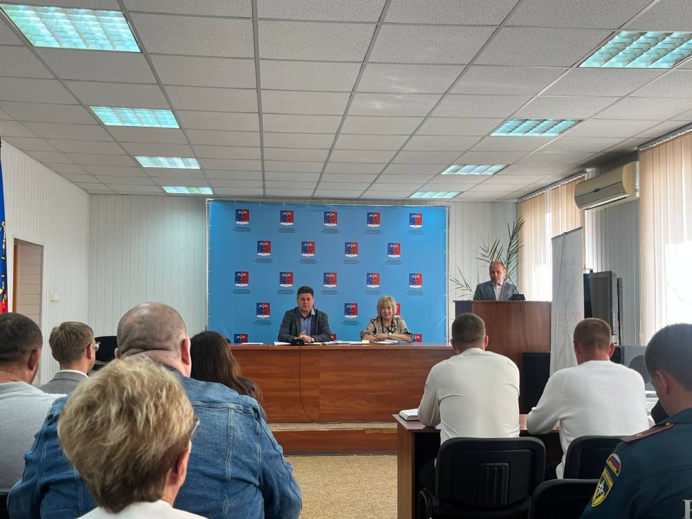 Альберт Зинченко: Сегодня совместно с председателем Совета Станично-Луганского муниципального округа Татьяной Пономаревой провели аппаратное совещание с руководителями структурных подразделений, учреждений и предприятий... Альберт Зинченко: Сегодня совместно с председателем Совета Станично-Луганского муниципального округа Татьяной Пономаревой провели аппаратное совещание с руководителями структурных подразделений, учреждений и предприятий...