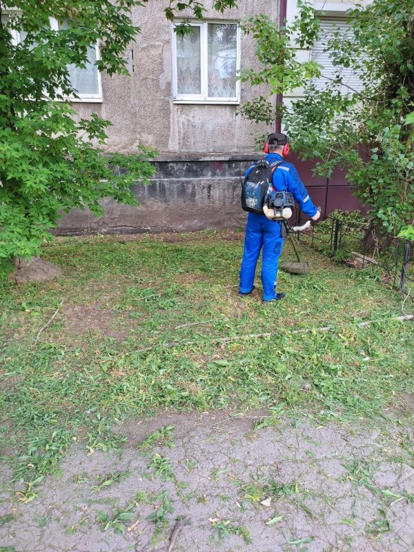 В Стаханове продолжаются работы по наведению чистоты и благоустройству городских территорий В Стаханове продолжаются работы по наведению чистоты и благоустройству городских территорий
