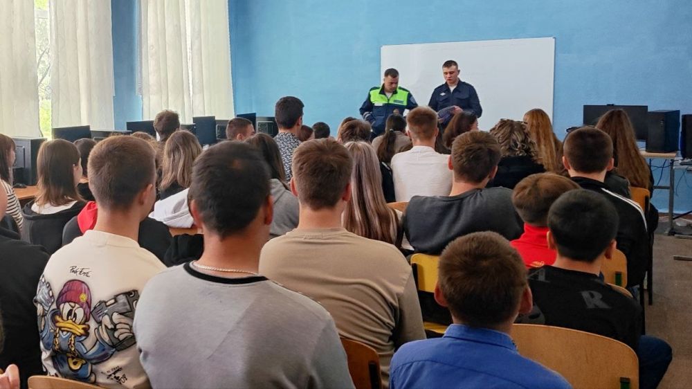 ГИБДД на страже порядка!. В нашей школе накануне начала долгожданных летних каникул прошла важная встреча с представителями Госавтоинспекции Сотрудники ГИБДД прибыли с целью провести профилактическое занятие среди учащихся... ГИБДД на страже порядка!. В нашей школе накануне начала долгожданных летних каникул прошла важная встреча с представителями Госавтоинспекции Сотрудники ГИБДД прибыли с целью провести профилактическое занятие среди учащихся...