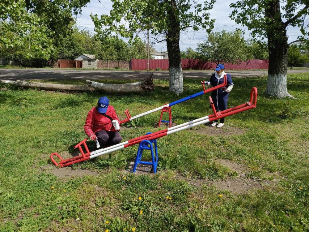 В Ровеньках активисты «Единой России» благоустроили несколько детских площадок В Ровеньках активисты «Единой России» благоустроили несколько детских площадок