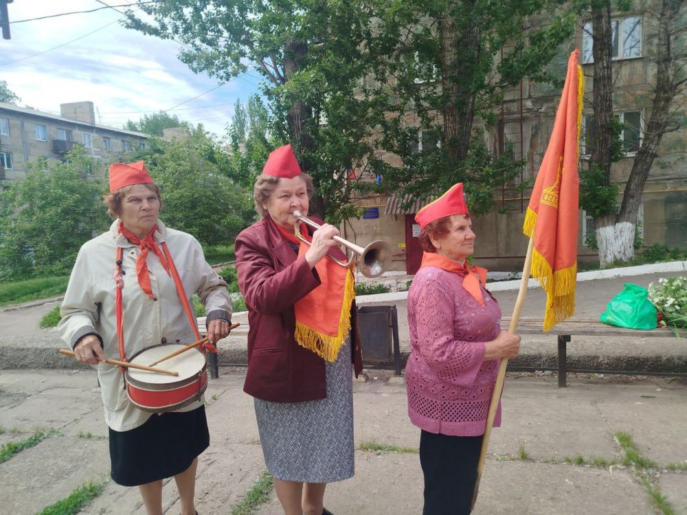 19 мая у памятника Комсомольцам и молодежи города, по инициативе партии «Единая Россия» и городского Совета ветеранов, состоялось праздничное мероприятие, посвященное Дню пионерии 19 мая у памятника Комсомольцам и молодежи города, по инициативе партии «Единая Россия» и городского Совета ветеранов, состоялось праздничное мероприятие, посвященное Дню пионерии