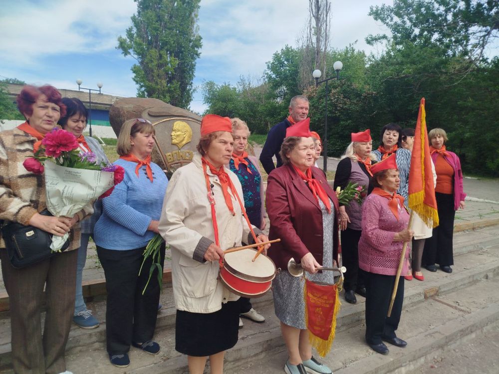 19 мая у памятника Комсомольцам и молодежи города, по инициативе партии «Единая Россия» и городского Совета ветеранов, состоялось праздничное мероприятие, посвященное Дню пионерии 19 мая у памятника Комсомольцам и молодежи города, по инициативе партии «Единая Россия» и городского Совета ветеранов, состоялось праздничное мероприятие, посвященное Дню пионерии