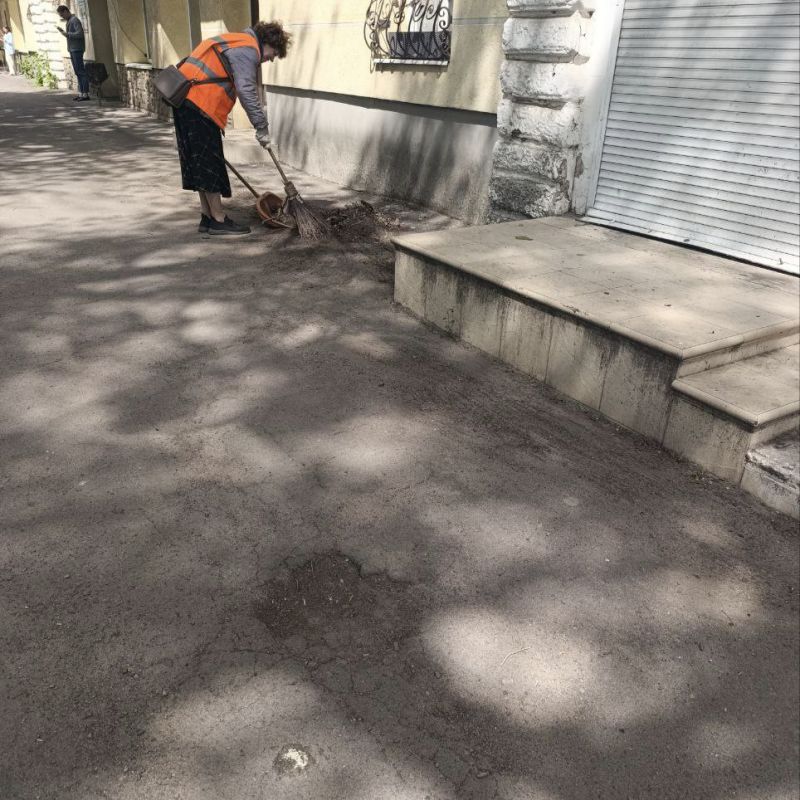 Единая управляющая компания продолжает работы по уборке придомовой территории и вывозу листвы и веток Единая управляющая компания продолжает работы по уборке придомовой территории и вывозу листвы и веток