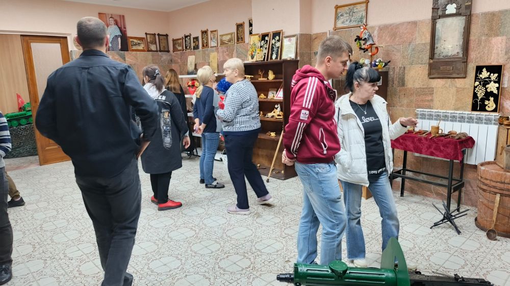 Постоянно действующая выставка работ мастеров «Ровенецкой слободы», располагающаяся во Дворце культуры имени Горького, уже в который раз подчёркивает свою историческую и духовно-нравственную значимость Постоянно действующая выставка работ мастеров «Ровенецкой слободы», располагающаяся во Дворце культуры имени Горького, уже в который раз подчёркивает свою историческую и духовно-нравственную значимость