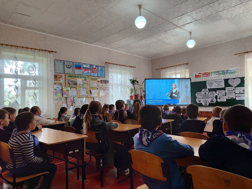 В Лутугинском муниципальном округе последняя учебная неделя началась с внеурочного занятия "Разговоры о важном", на тему: "Ценности, которые нас объединяют" В Лутугинском муниципальном округе последняя учебная неделя началась с внеурочного занятия "Разговоры о важном", на тему: "Ценности, которые нас объединяют"