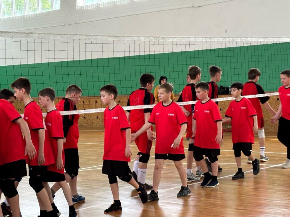 На базе МБУ ДО "Лутугинская спортивная школа" состоялась захватывающая финальная встреча Первенства ЛНР по волейболу На базе МБУ ДО "Лутугинская спортивная школа" состоялась захватывающая финальная встреча Первенства ЛНР по волейболу
