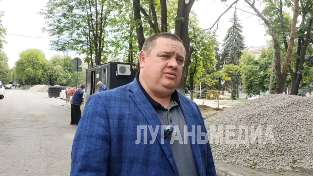 В Ровеньках продолжается реализация проекта «Каштановая аллея» В Ровеньках продолжается реализация проекта «Каштановая аллея»
