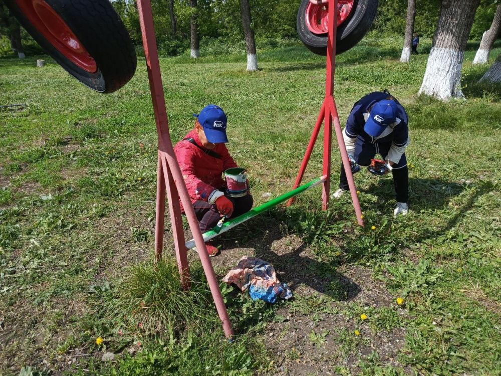 В Ровеньках активисты «Единой России» благоустроили несколько детских площадок В Ровеньках активисты «Единой России» благоустроили несколько детских площадок