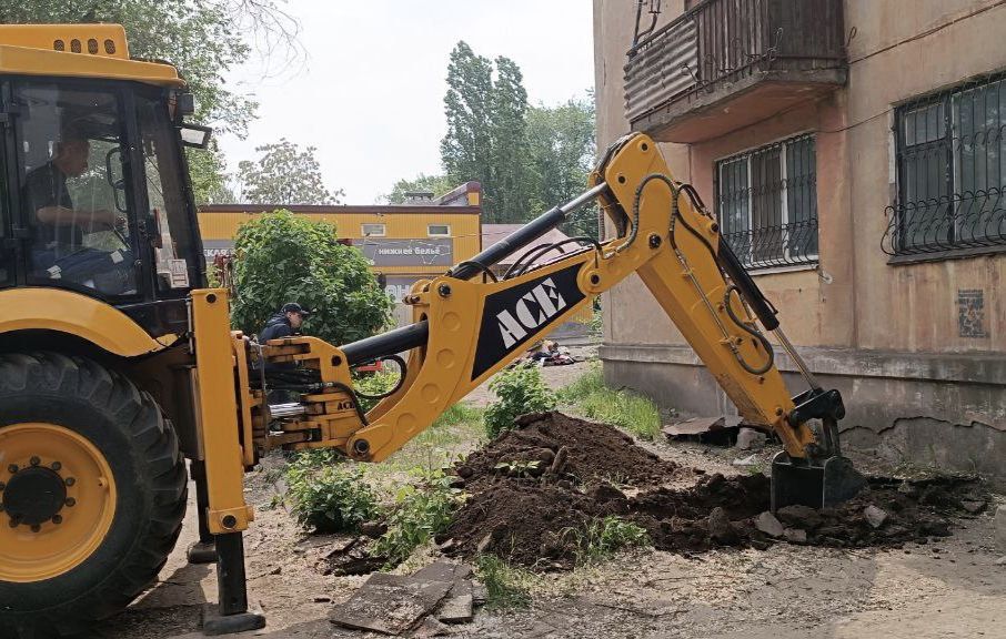 Сотрудниками Алчевского филиала ЕУК проводятся работы по замене выпуска канализационного трубопровода от дома до колодца, на основании обращений жителей 1-го подъезда жилого дома № 7 по ул. Ленина Сотрудниками Алчевского филиала ЕУК проводятся работы по замене выпуска канализационного трубопровода от дома до колодца, на основании обращений жителей 1-го подъезда жилого дома № 7 по ул. Ленина