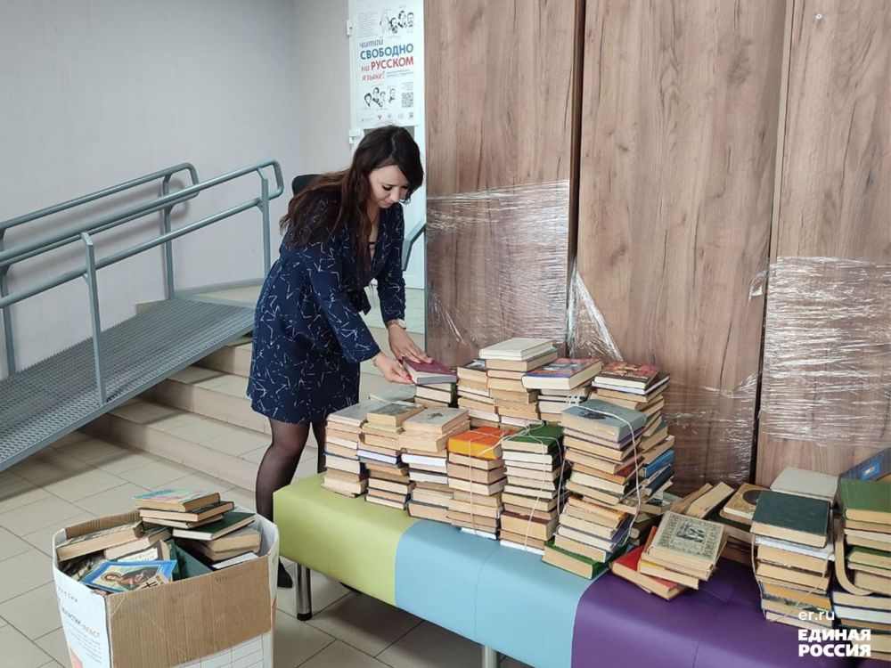 Председатель Комитета Народного Совета ЛНР Юрий Юров доставил книги в Кременскую библиотеку Председатель Комитета Народного Совета ЛНР Юрий Юров доставил книги в Кременскую библиотеку