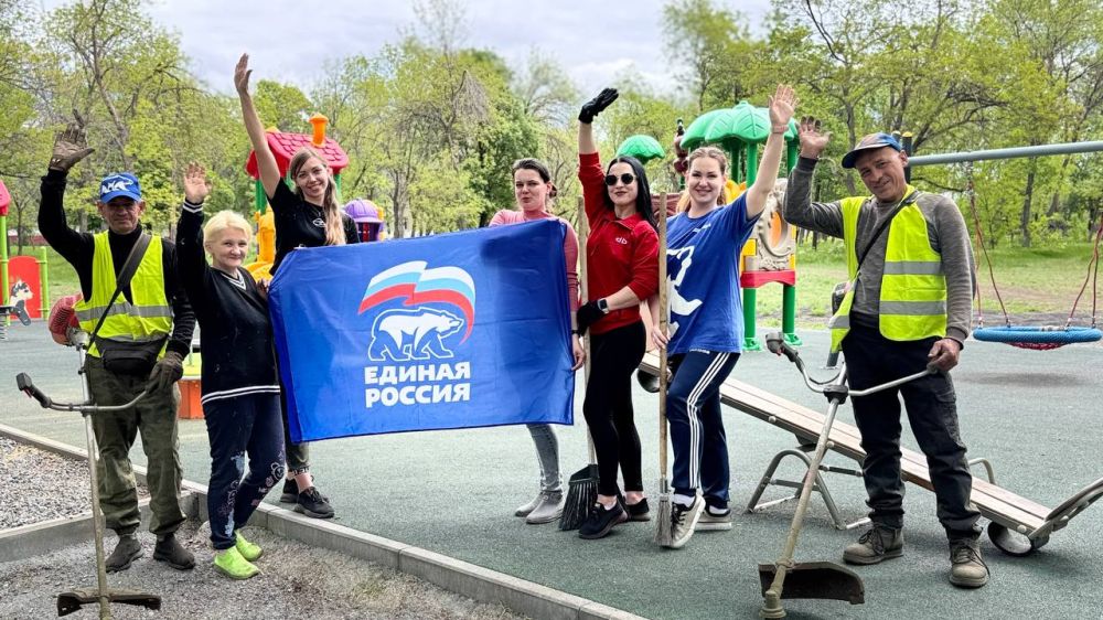 В Ровеньках активисты «Единой России» благоустроили несколько детских площадок В Ровеньках активисты «Единой России» благоустроили несколько детских площадок