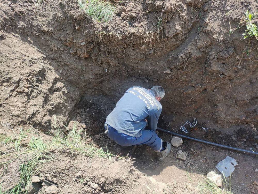 Специалисты Луганскводы произвели замену поврежденного водопроводного участка в г. Алчевске Специалисты Луганскводы произвели замену поврежденного водопроводного участка в г. Алчевске