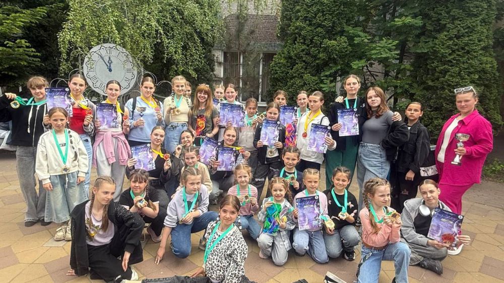 Воспитанники хореографической студии "Crush" вместе с руководителем Мариной Боевой побывали в городе Батайск Ростовской области, где приняли участие во Всероссийском многожанровом фестивале-конкурсе "Каскад успеха" Воспитанники хореографической студии "Crush" вместе с руководителем Мариной Боевой побывали в городе Батайск Ростовской области, где приняли участие во Всероссийском многожанровом фестивале-конкурсе "Каскад успеха"