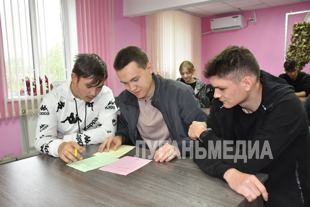 В Лутугино прошла интеллектуальная квиз-игра, посвященная правам и обязанностям молодежи В Лутугино прошла интеллектуальная квиз-игра, посвященная правам и обязанностям молодежи