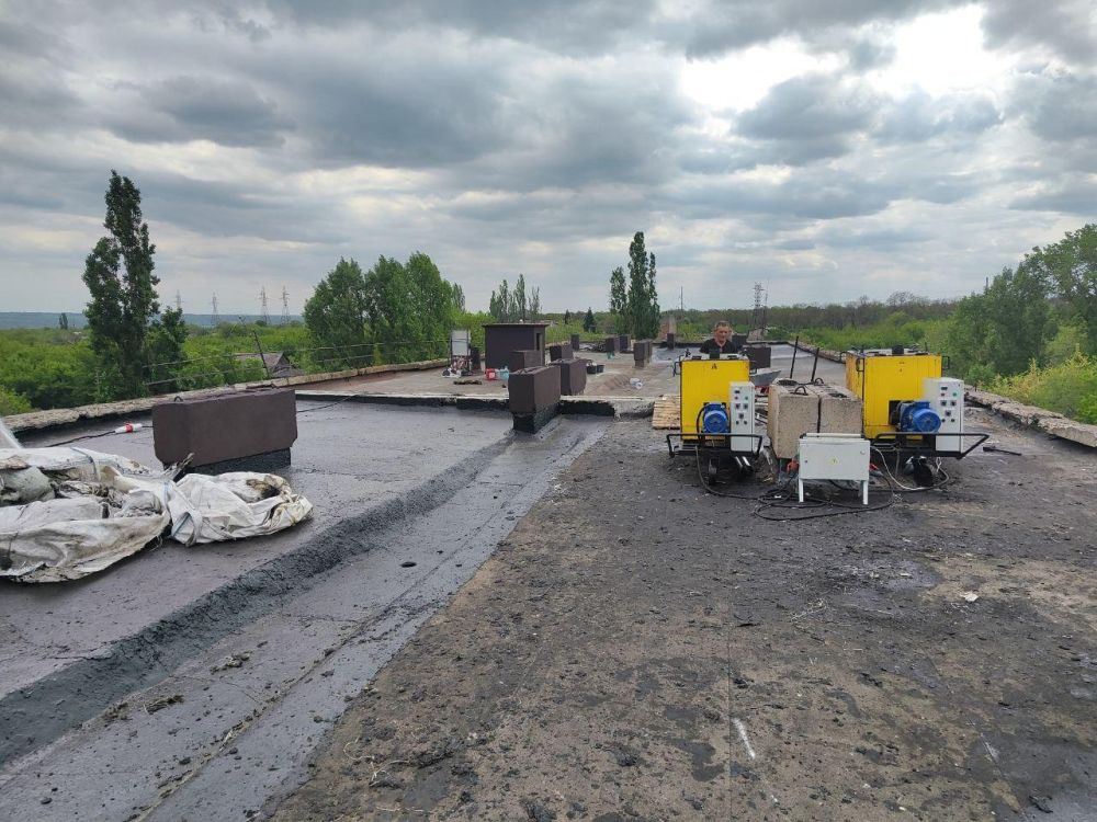 Строители Ремстроя приступили к ремонту кровли дома на ул. Московской в Брянке Строители Ремстроя приступили к ремонту кровли дома на ул. Московской в Брянке