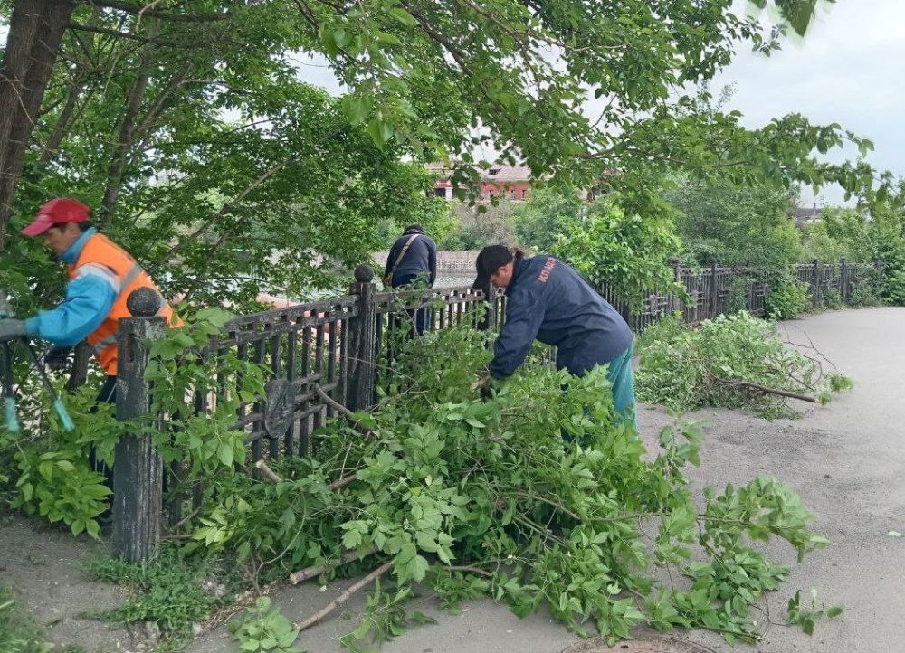 Коммунальные службы проводят работы на территории города Коммунальные службы проводят работы на территории города