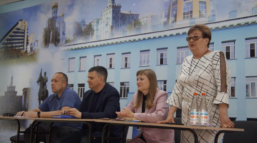 Олег Коваль: В рамках реализации партийного проекта "Новая школа" ВПП "Единая Россия", совместно с членами Общественного Совета проекта, провели встречу с молодыми педагогами Луганского городского округа Олег Коваль: В рамках реализации партийного проекта "Новая школа" ВПП "Единая Россия", совместно с членами Общественного Совета проекта, провели встречу с молодыми педагогами Луганского городского округа
